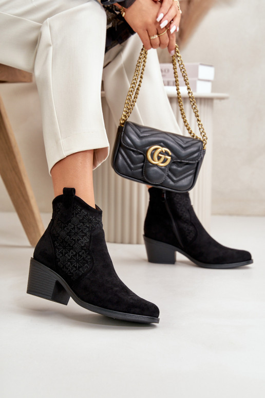 Bottes ajourées style coÀ-boy Au Château en daim écologiqueoÀe couleur noire S.Barski HY42-944 Bottes ajourées style coÀ-boy Au Château en daim écologiqueoÀe couleur noire S.Barski HY42-944