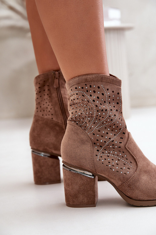 Décoré avec des éléments ajourés Bottes pour femmes Z en daim écologiqueu marron S.Barski HY42-029 Décoré avec des éléments ajourés Bottes pour femmes Z en daim écologiqueu marron S.Barski HY42-029