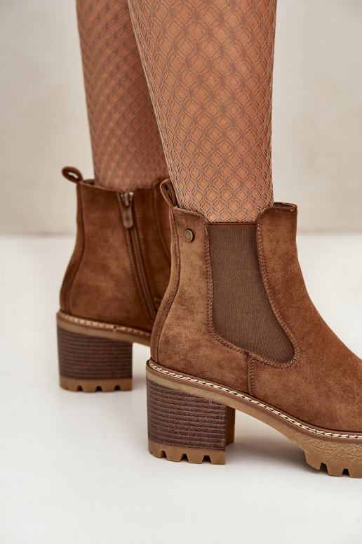 Gewärmte Damenstiefel mit Absätzen aus Öko-Wildleder in der braunen Farbe Irissinae Gewärmte Damenstiefel mit Absätzen aus Öko-Wildleder in der braunen Farbe Irissinae