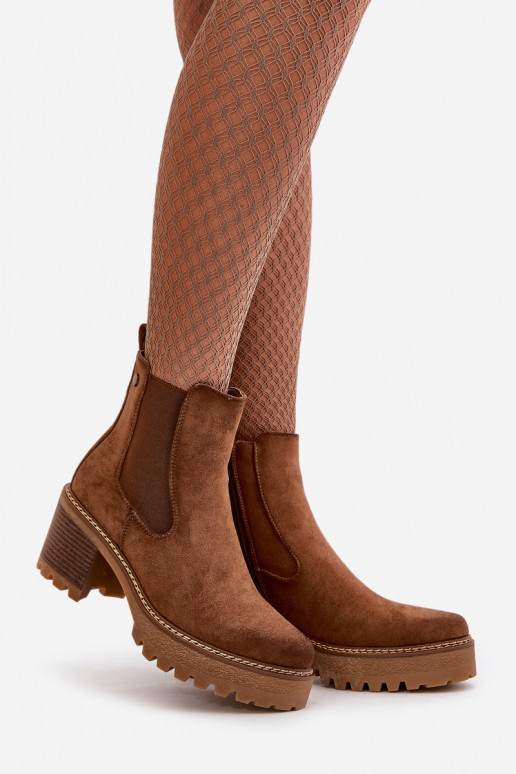 Gewärmte Damenstiefel mit Absätzen aus Öko-Wildleder in der braunen Farbe Irissinae Gewärmte Damenstiefel mit Absätzen aus Öko-Wildleder in der braunen Farbe Irissinae