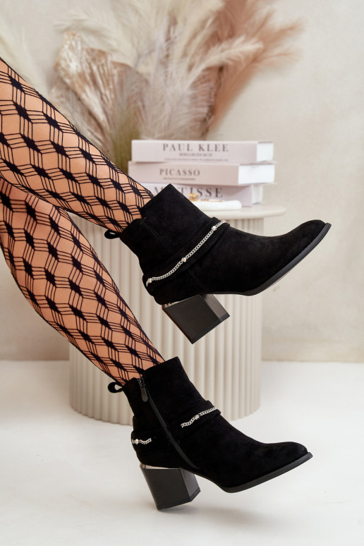 Gewärmte Damen-Stiefeletten mit Ketten aus Öko-Wildleder in der Farbe Schwarz Hanalen Gewärmte Damen-Stiefeletten mit Ketten aus Öko-Wildleder in der Farbe Schwarz Hanalen