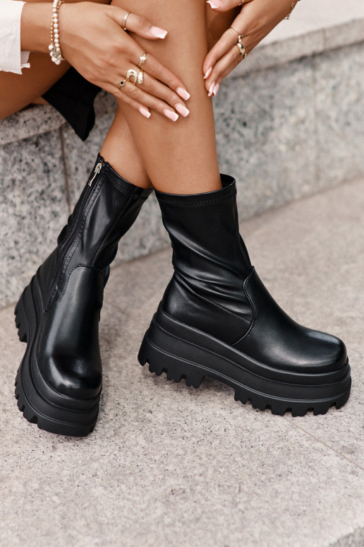 Stiefel mit einer Plattform schZuarze Farbe Florinara