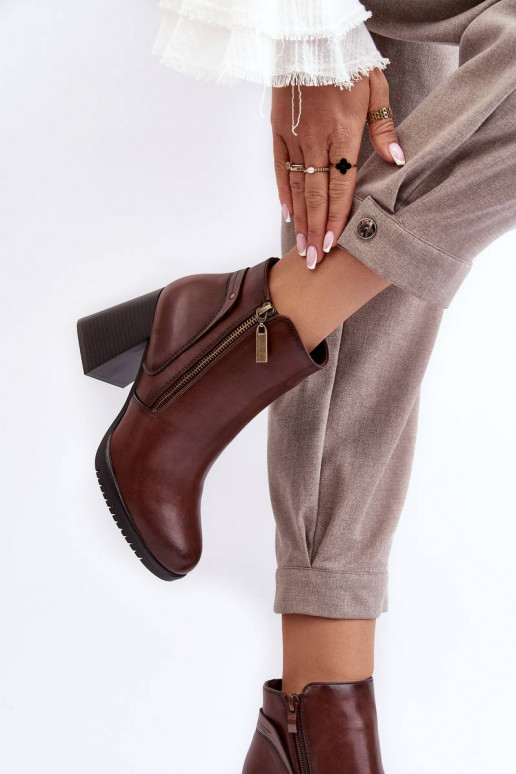 Laarzen met hoge hakken bruine kleur... Laarzen met hoge hakken bruine kleur...