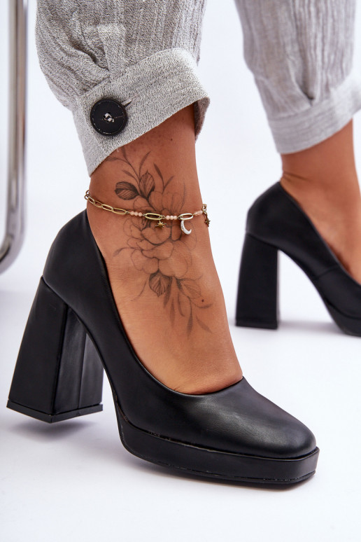 Chaussures à talon large de couleur... Chaussures à talon large de couleur...