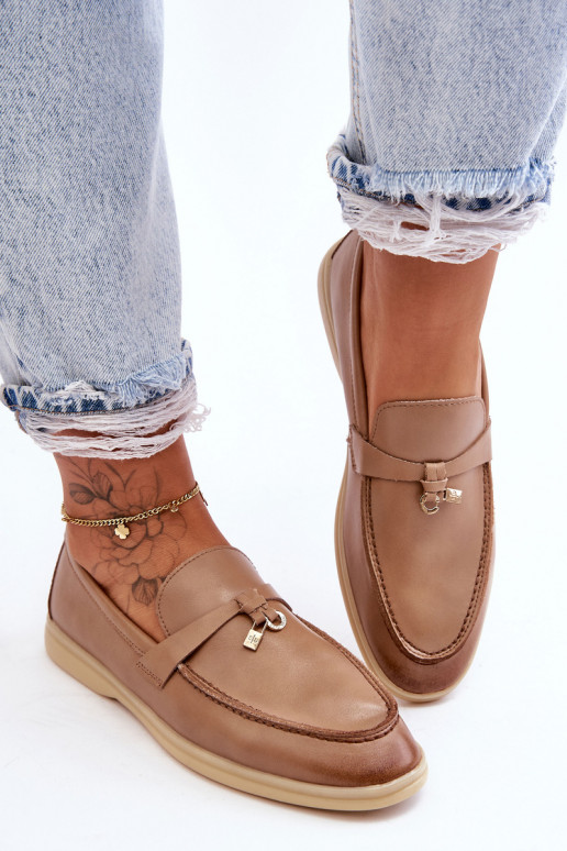 Klassische Damen-Slipper aus braunem... Klassische Damen-Slipper aus braunem...