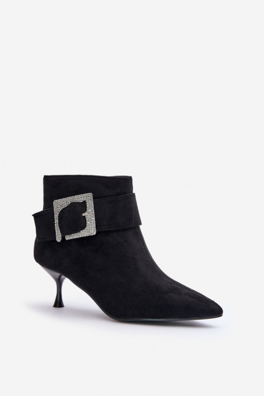Bottes pour femmes avec des talons fins décorer avec boucles couleur noire Nirilis Bottes pour femmes avec des talons fins décorer avec boucles couleur noire Nirilis