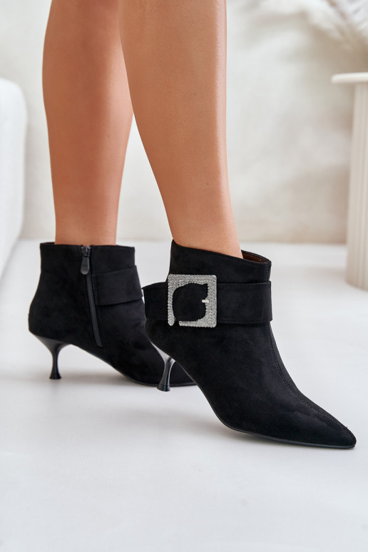 Bottes pour femmes avec des talons fins décorer avec boucles couleur noire Nirilis Bottes pour femmes avec des talons fins décorer avec boucles couleur noire Nirilis