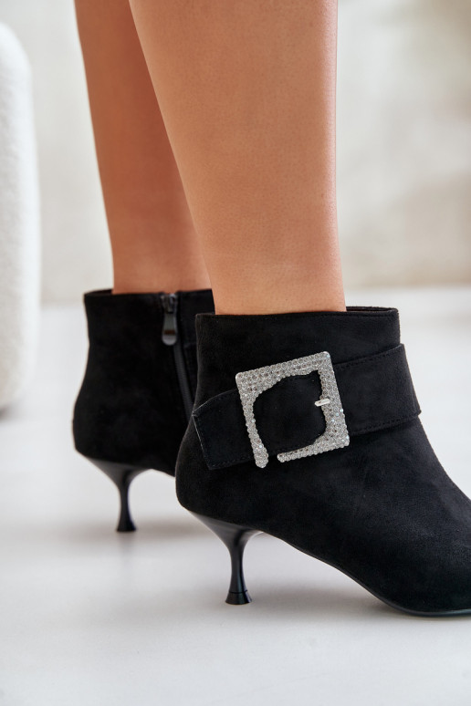 Bottes pour femmes avec des talons fins décorer avec boucles couleur noire Nirilis Bottes pour femmes avec des talons fins décorer avec boucles couleur noire Nirilis
