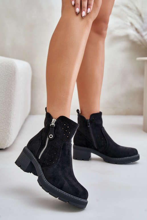 Bottes pour femmes avec des éléments ajourés avec des talons couleur noire Oviria Bottes pour femmes avec des éléments ajourés avec des talons couleur noire Oviria