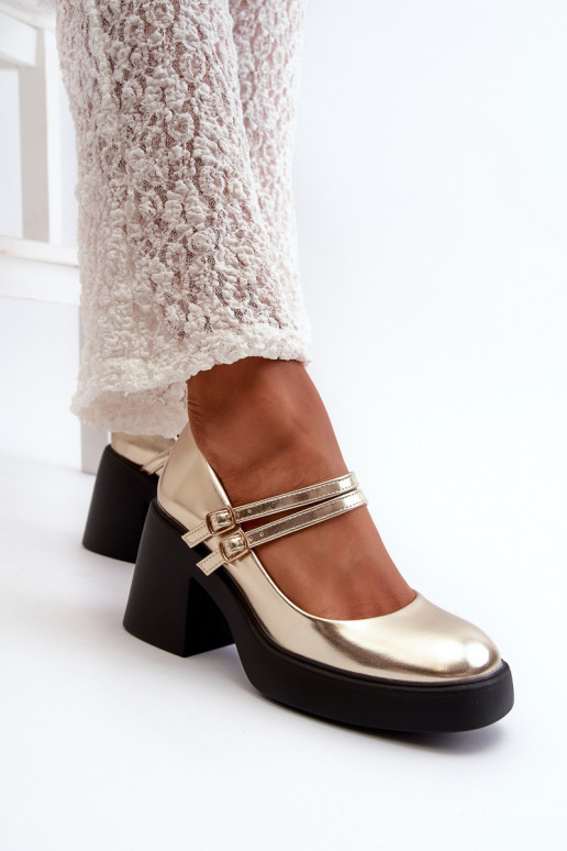 Kunstleder Schuhe mit breitem Absatz... Kunstleder Schuhe mit breitem Absatz...