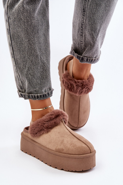 Chaussons Féminin avec une plateforme avec un manteau de fourrure beige Linaris Chaussons Féminin avec une plateforme avec un manteau de fourrure beige Linaris