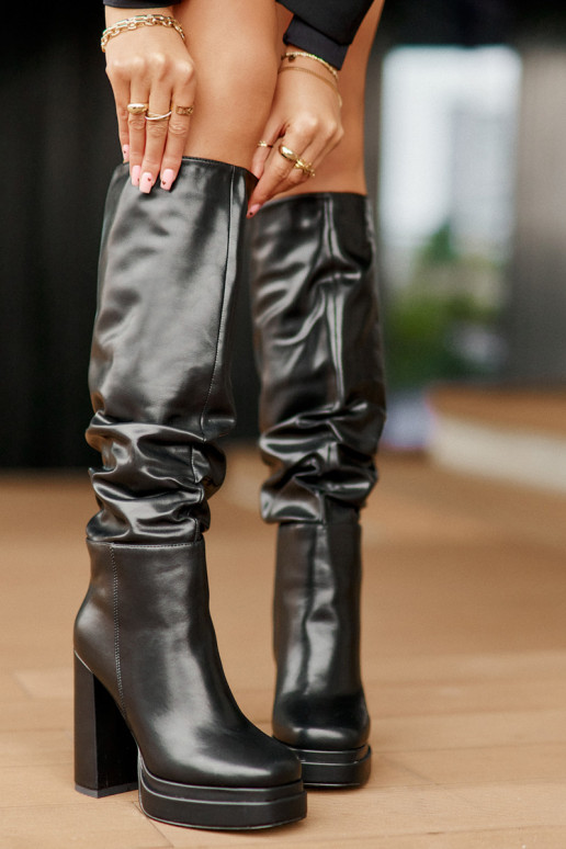 Un modèle convaincant bottes avec des talons et plateforme Avec des volants réchauffer couleur noire Beridra