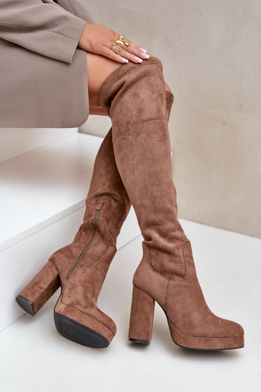 bottes avec des talons et plateforme avec une botte au-dessus du genou en daim écologiqueoÀe beige Zistaria bottes avec des talons et plateforme avec une botte au-dessus du genou en daim écologiqueoÀe beige Zistaria