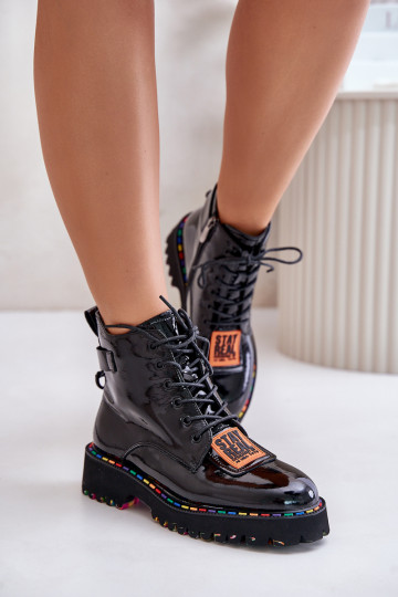 Lackierte, gefütterte Stiefel in Schwarz Artiker
