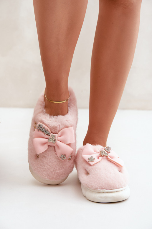 avec un manteau de fourrure Chaussons avec des rubans I Przypinkami couleur rose Annalira