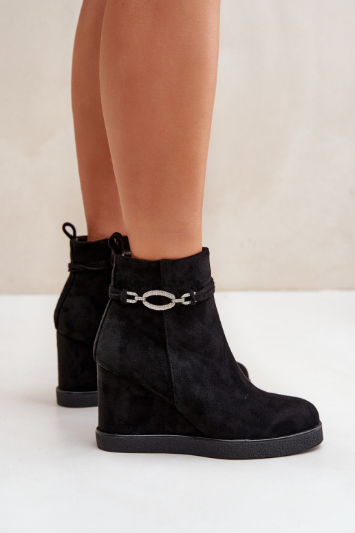 Bottes avec une plateforme avec des talons décorés couleur noire Kaiviana Bottes avec une plateforme avec des talons décorés couleur noire Kaiviana