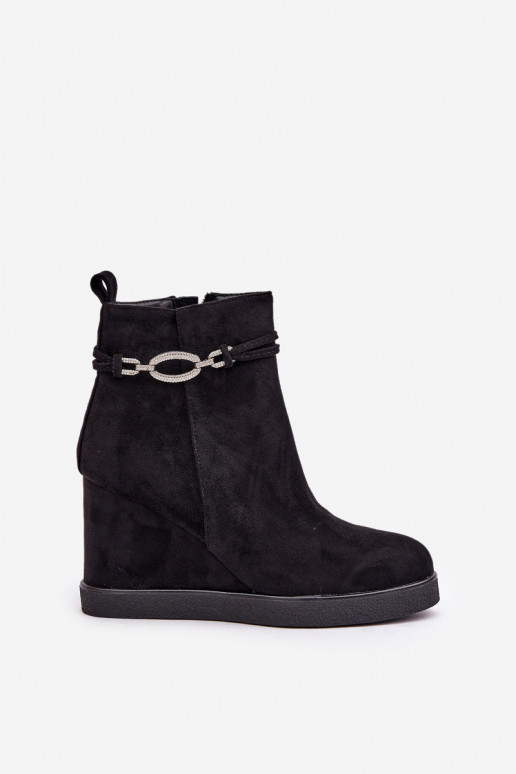 Bottes avec une plateforme avec des talons décorés couleur noire Kaiviana Bottes avec une plateforme avec des talons décorés couleur noire Kaiviana