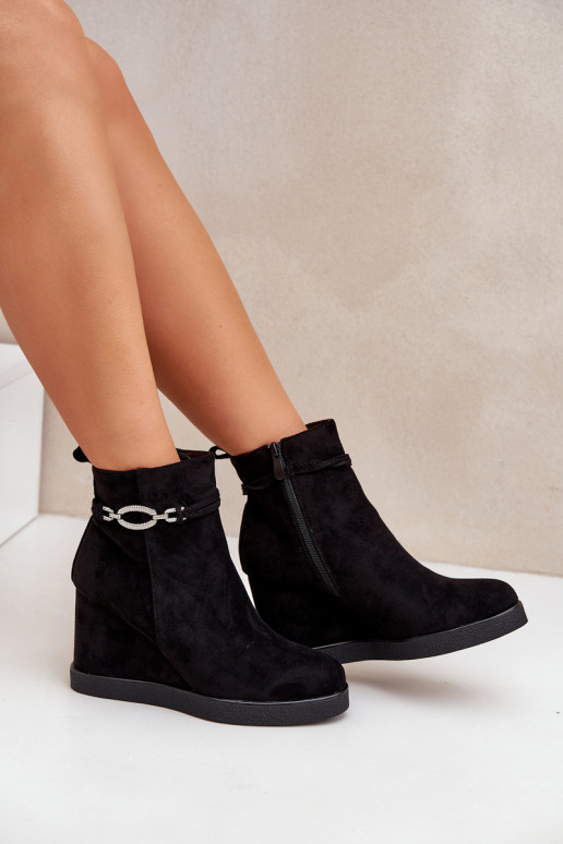 Bottes avec une plateforme avec des talons décorés couleur noire Kaiviana Bottes avec une plateforme avec des talons décorés couleur noire Kaiviana