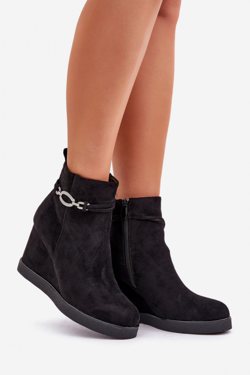 Bottes avec une plateforme avec des talons décorés couleur noire Kaiviana Bottes avec une plateforme avec des talons décorés couleur noire Kaiviana