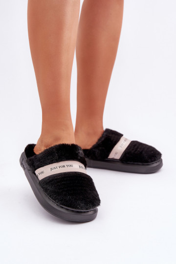 Chaussons avec fourrure et talons décorés couleur noire Savalithea