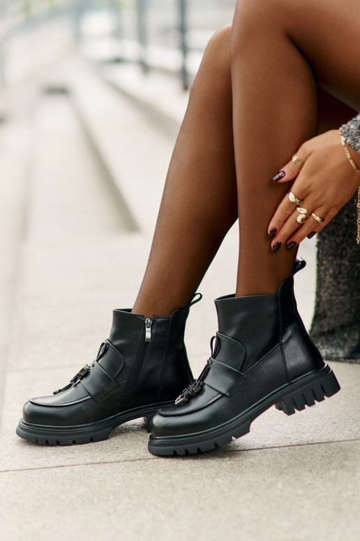 Bottines en cuir avec ornements... Bottines en cuir avec ornements...