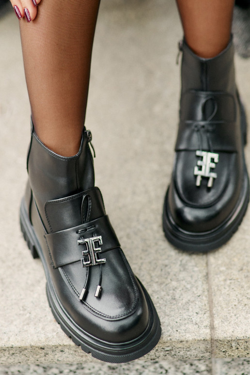 Bottines en cuir avec ornements... Bottines en cuir avec ornements...