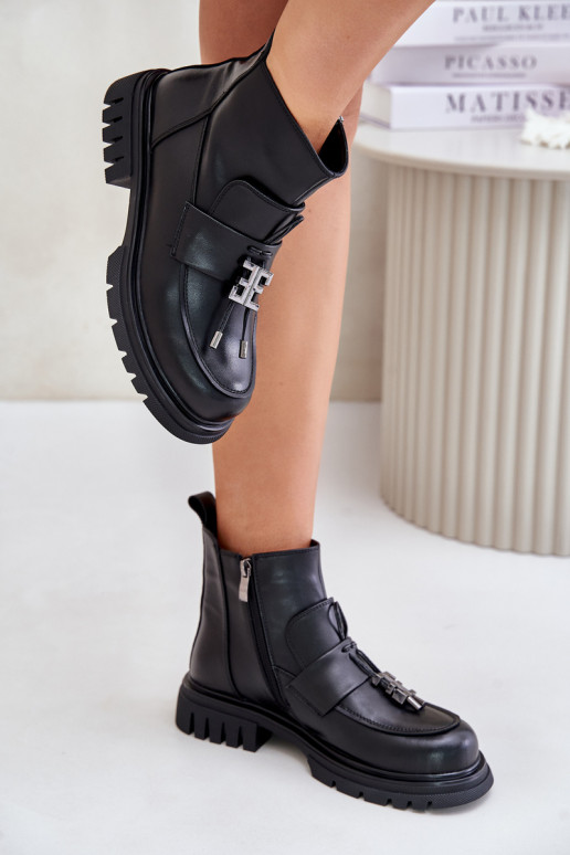 Bottines en cuir avec ornements... Bottines en cuir avec ornements...