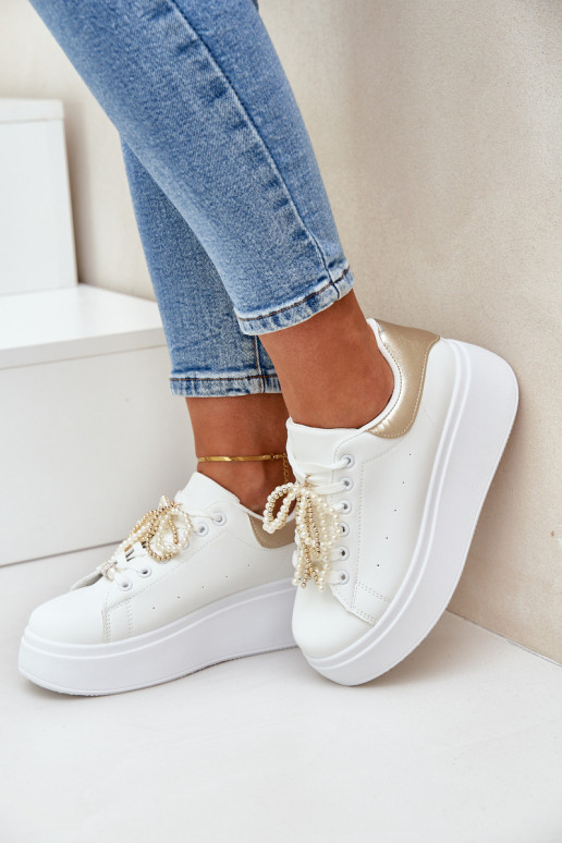 Chaussures modèle baskets Féminin avec une plateforme avec de beaux détails Blanc-couleur dorée Lerissna