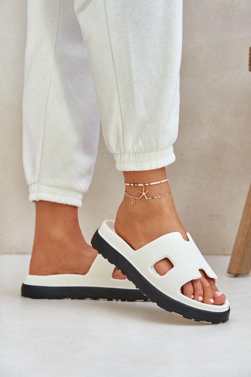 Pantoufles légères Chaussons Avec découpes couleur blanche Neladith Pantoufles légères Chaussons Avec découpes couleur blanche Neladith