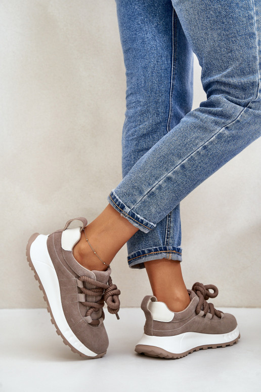 Zandkleurige suède sneakers Zandkleurige suède sneakers