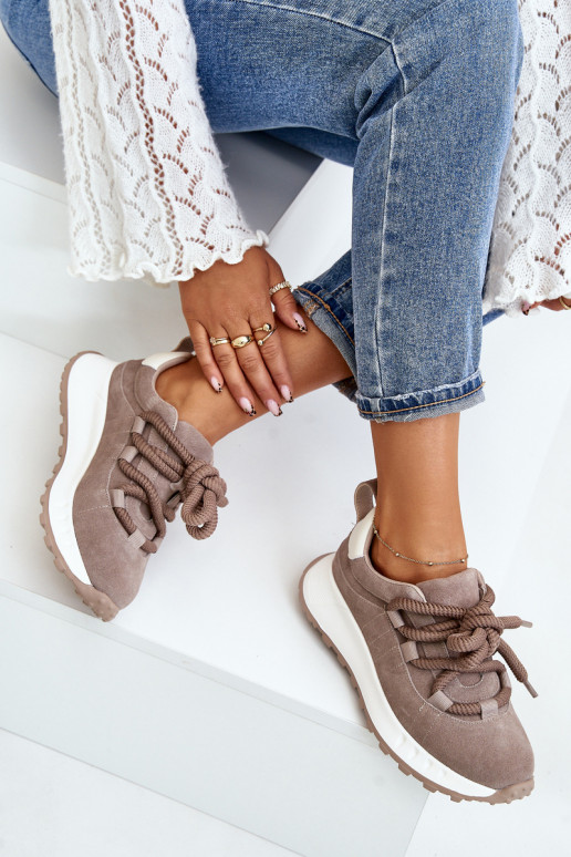 Zandkleurige suède sneakers Zandkleurige suède sneakers