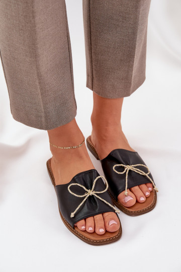 Chaussons Sur une semelle plate décorer Kokardką couleur noire Deonelis