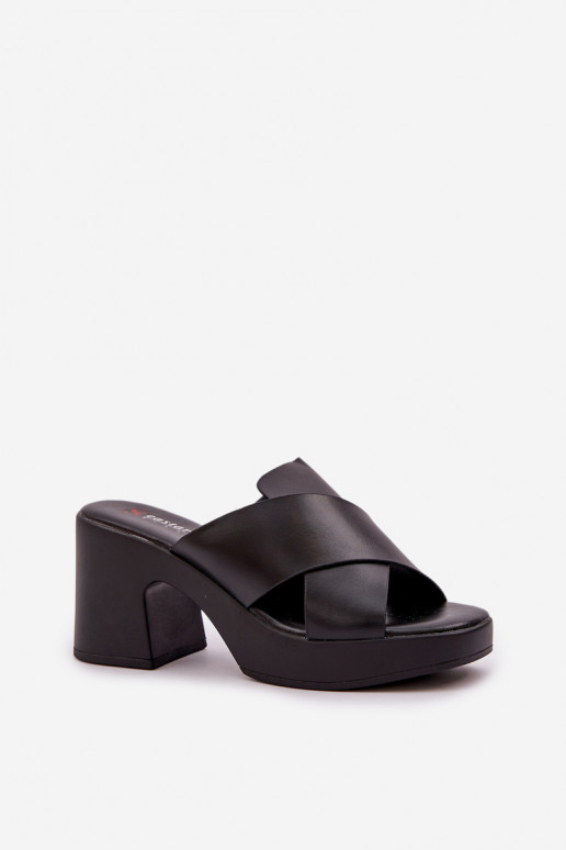 Pantoufles légères avec des talons en cuir écologique couleur noire Kacaria Pantoufles légères avec des talons en cuir écologique couleur noire Kacaria