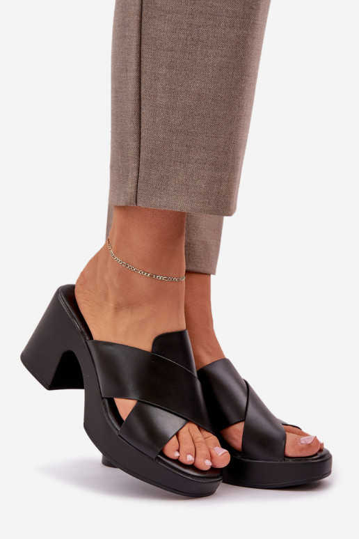 Pantoufles légères avec des talons en cuir écologique couleur noire Kacaria Pantoufles légères avec des talons en cuir écologique couleur noire Kacaria