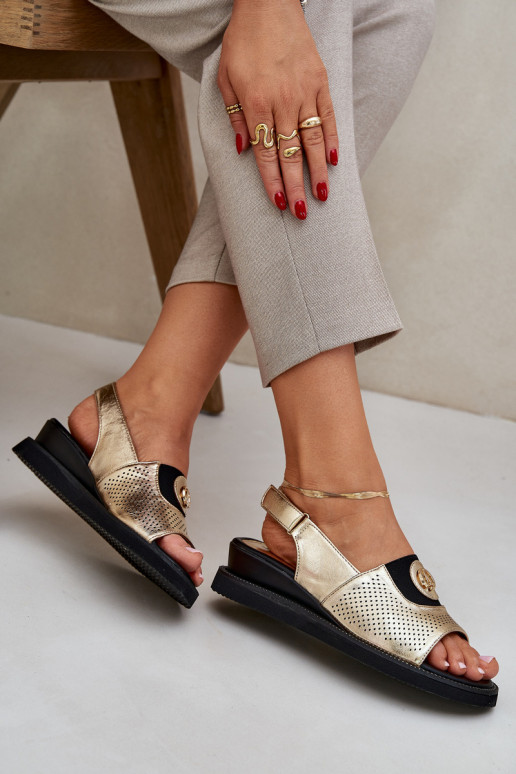 Damensandalen mit einer Plattform goldene Farbe Isnnoria