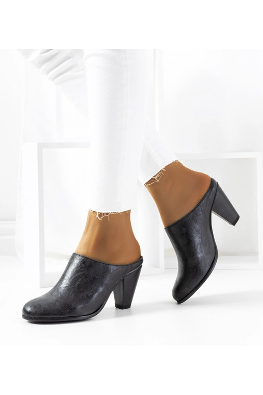 Schwarze Pantoletten mit Absatz von...