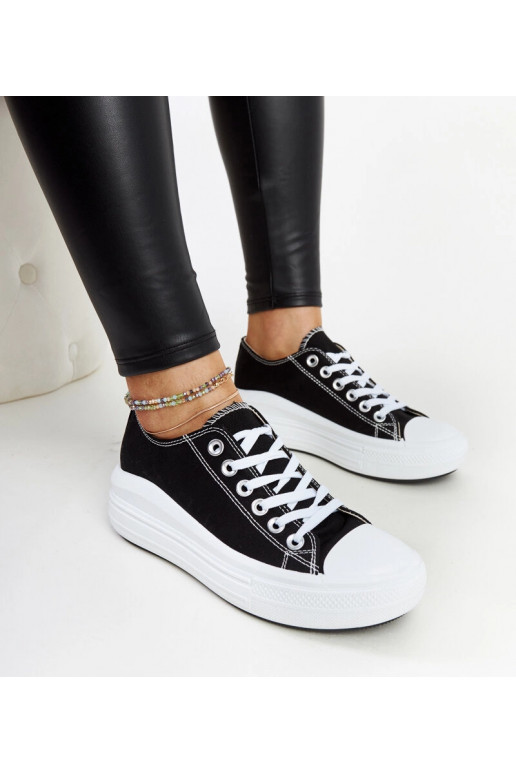 Baskets noires sur une plateforme...