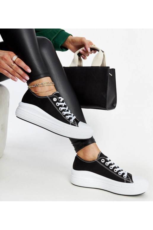 Baskets noires sur une plateforme...