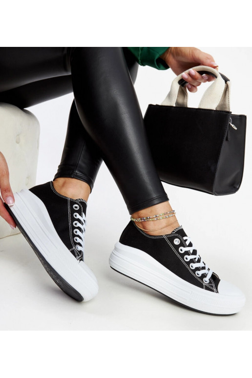 Baskets noires sur une plateforme...