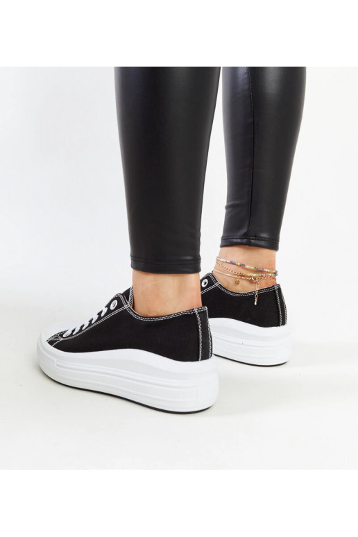Baskets noires sur une plateforme...