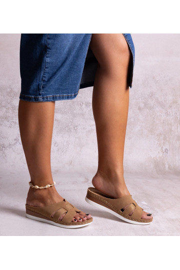 Brune letvægts-flip-flops...