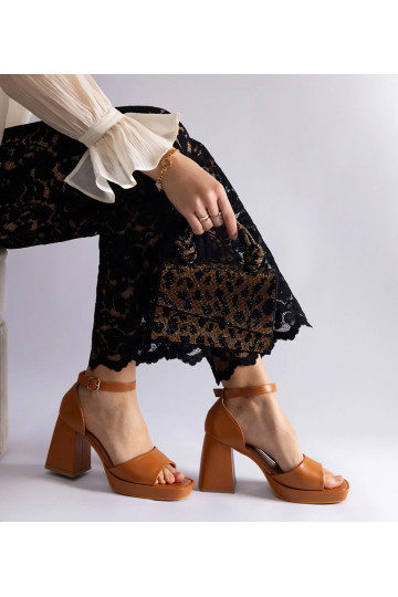 Sandales à talons épais...