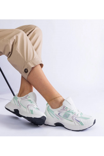 Hvide og grønne sportssko...