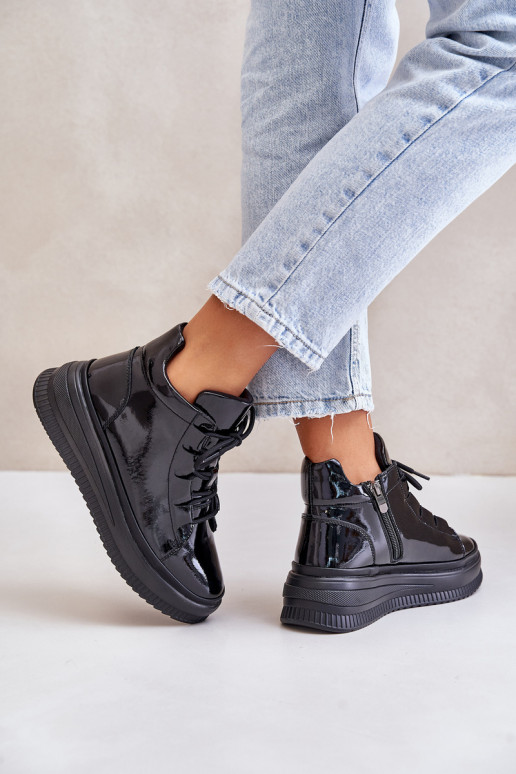 Sportieve schoenen met lak-effect en... Sportieve schoenen met lak-effect en...