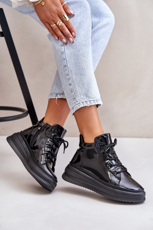 Sportieve schoenen met lak-effect en... Sportieve schoenen met lak-effect en...