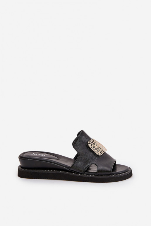 Pantoufles pour femmes Sur un coin Eko Peau avec des ornements couleur noire Sarela Pantoufles pour femmes Sur un coin Eko Peau avec des ornements couleur noire Sarela