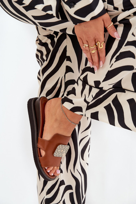 Damespantoffels Op de INig Eko Leer met ornamenten bruine kleur Sarela Damespantoffels Op de INig Eko Leer met ornamenten bruine kleur Sarela