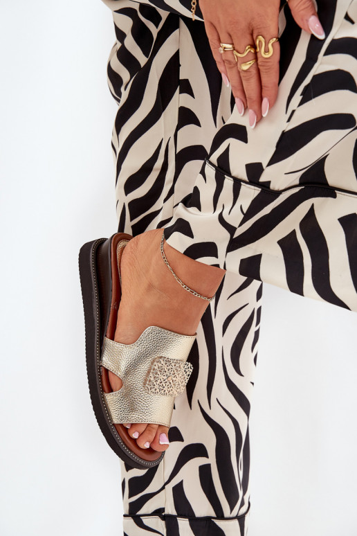 Damespantoffels Op de INig Eko Leer met ornamenten gouden kleur Sarela Damespantoffels Op de INig Eko Leer met ornamenten gouden kleur Sarela