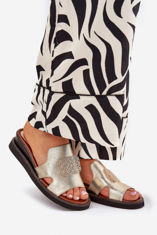 Pantoufles pour femmes Sur un coin Eko Peau avec des ornements couleur dorée Sarela