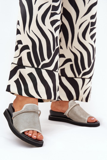 Damenhausschuhe Auf einem Keil Mit Zierband Silberfarbe TeriZues